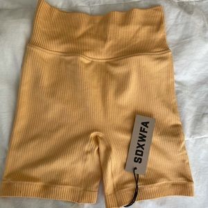 Sarah’s Day x White Fox Boardwalk seamless bike shorts mango NWT size small